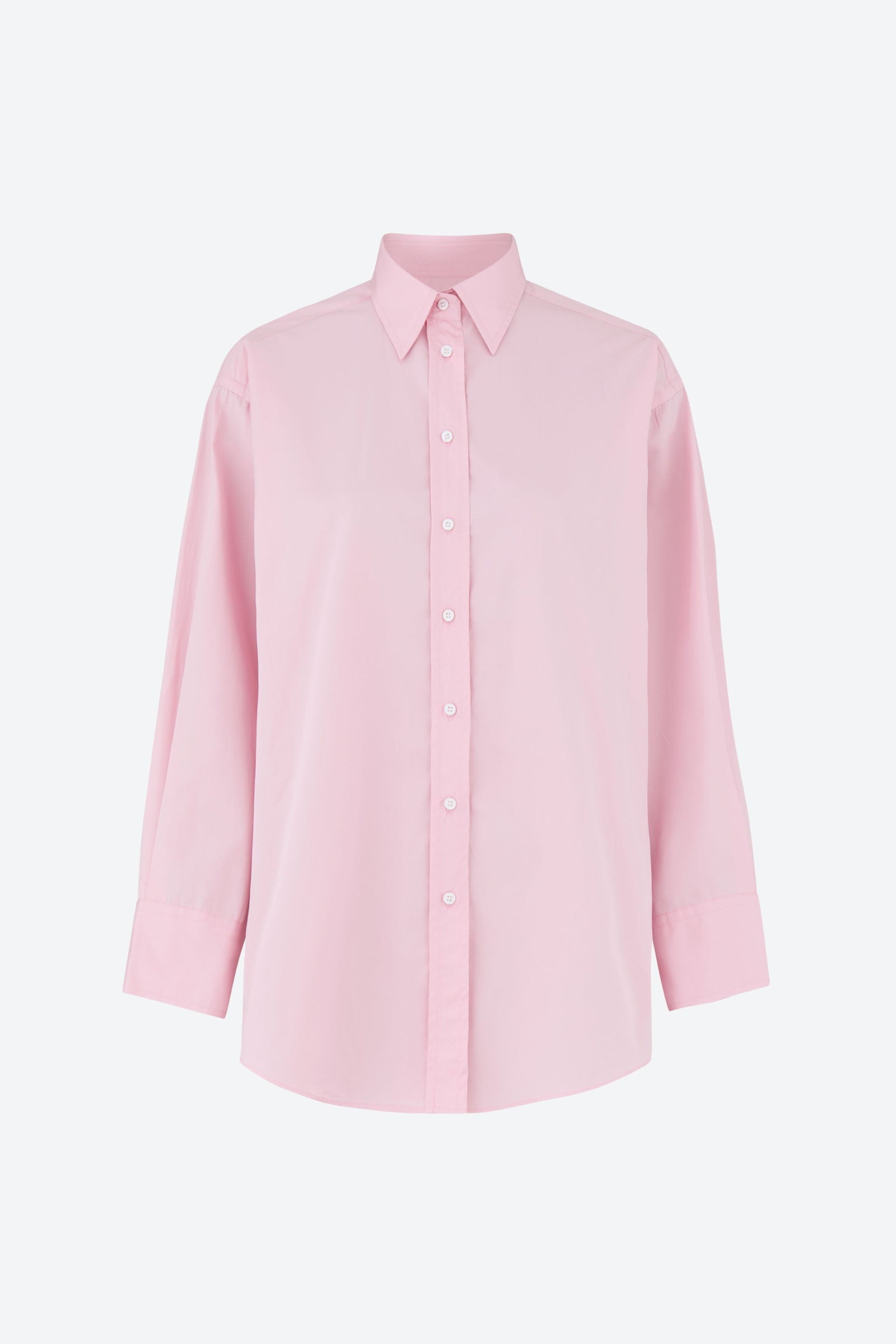 Oversize skjorte i lysere med Supima-bomuld fra Cymecopenhagen.com, designet med klassisk krave, knaplukning og lange armer med manchetter.